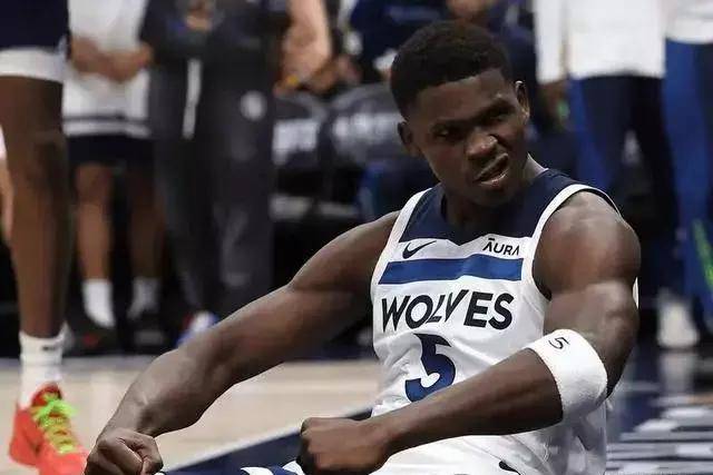 76人正式与2.29米中锋法尔签下双向合同